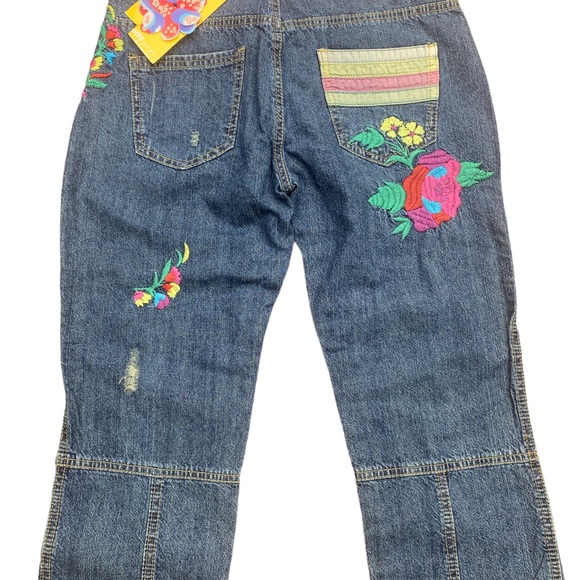 MUCHACHA Ladies Embroidered Jean Capris! NWT - Picture 3 of 4